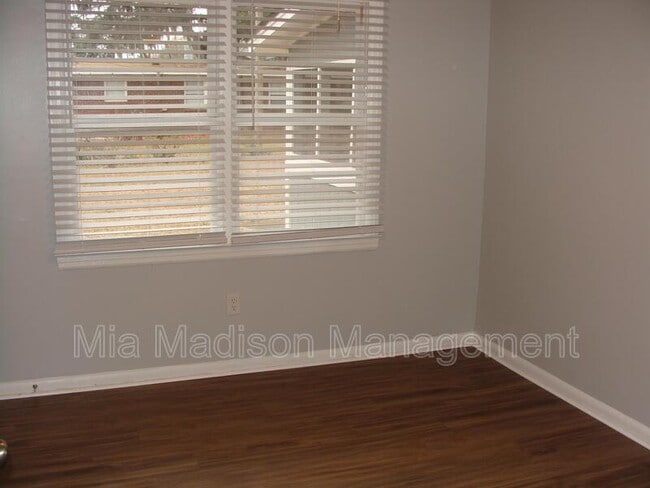 Building Photo - 11 Catherine Cir