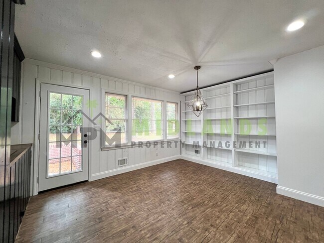 Building Photo - 1545 S Beltline Blvd