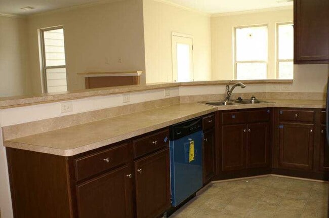 Building Photo - TOWN HOME IN GATED COMMUNITY WITH POOL!