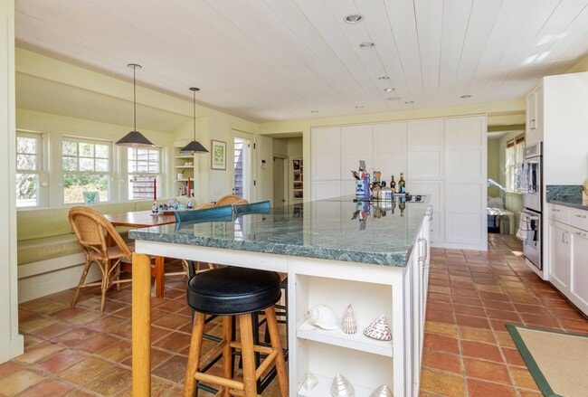 Building Photo - 27 Horseshoe Dr N