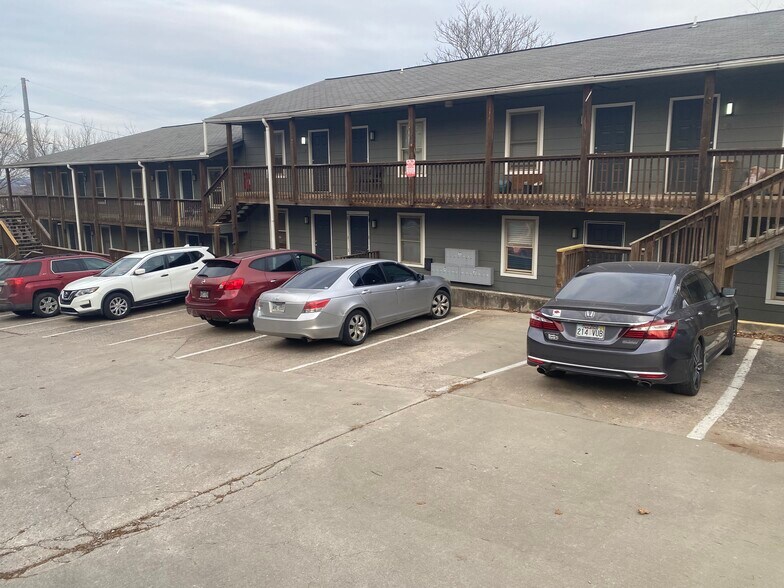 Building Photo - 661 N Leverett Ave