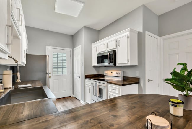 Building Photo - Partially Furnished 4 bed 4 bath near campus!