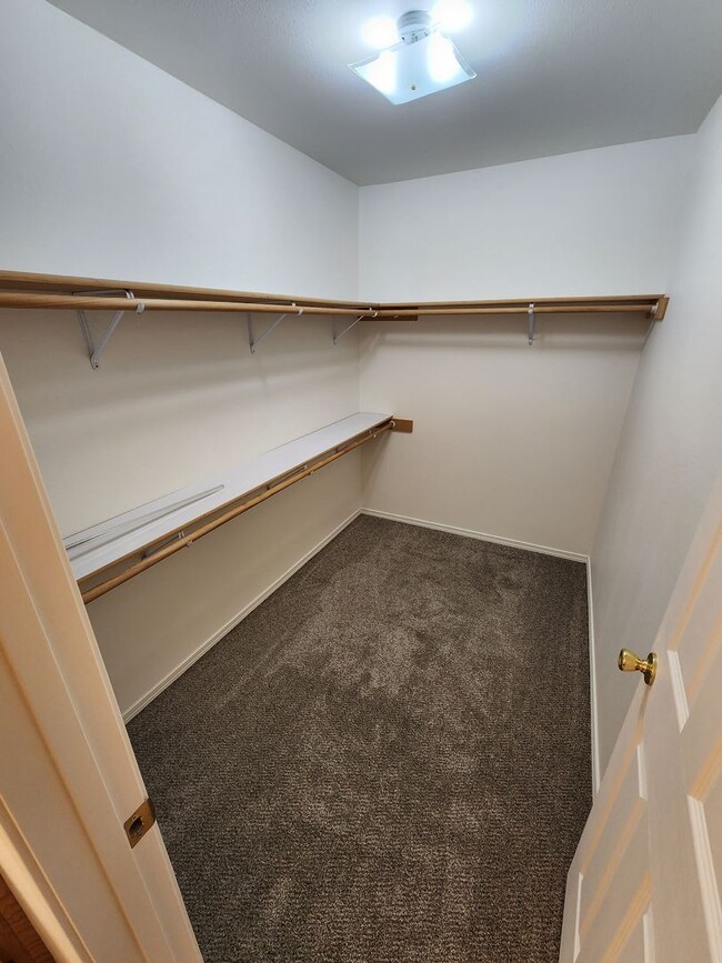 Building Photo - Spacious 3-Bed Duplex Retreat in Tacoma: 1...