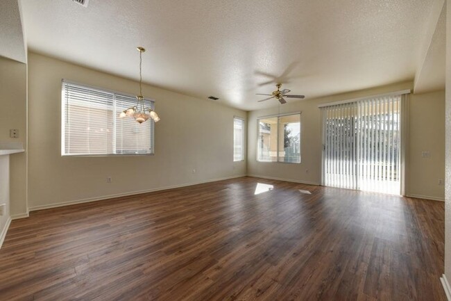 Building Photo - Cute 2bd/2ba home in 55+ Sun City Roseville