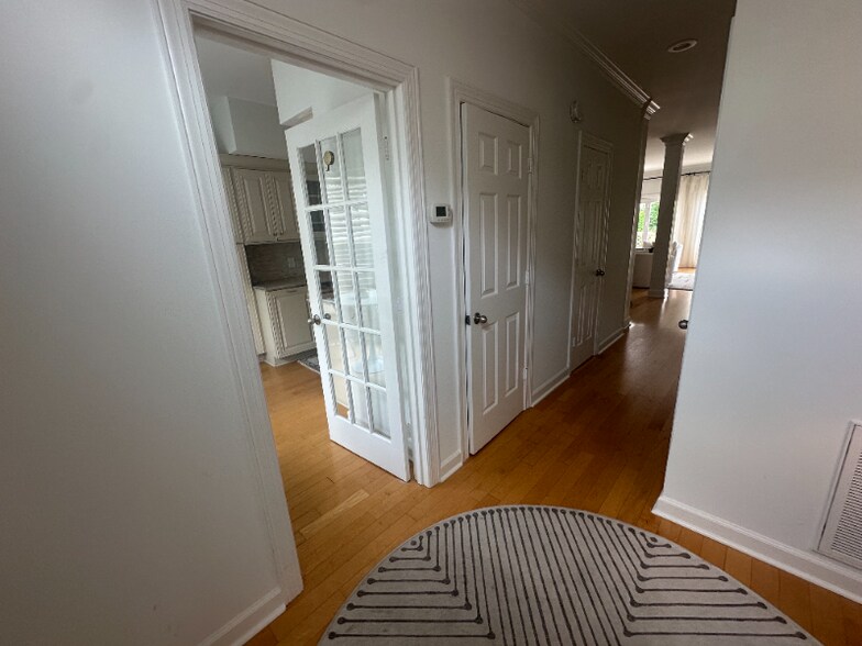 Building Photo - 352 Ardsley Pl