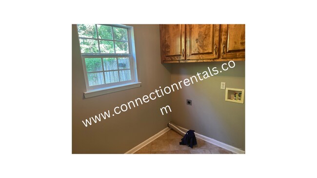 Building Photo - 3 bed 2.5 bath Townhome