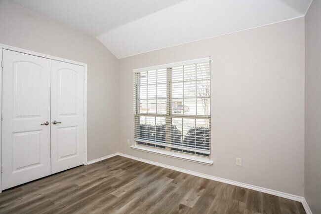 Building Photo - 3013 Melrose Dr