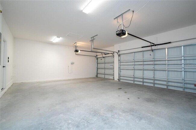 Building Photo - 5090 Shady Pnes Dr