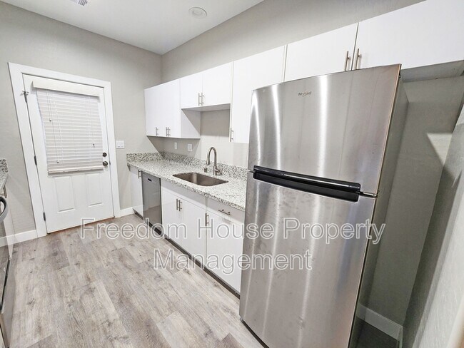 Building Photo - 1111 Sixshooter Ave