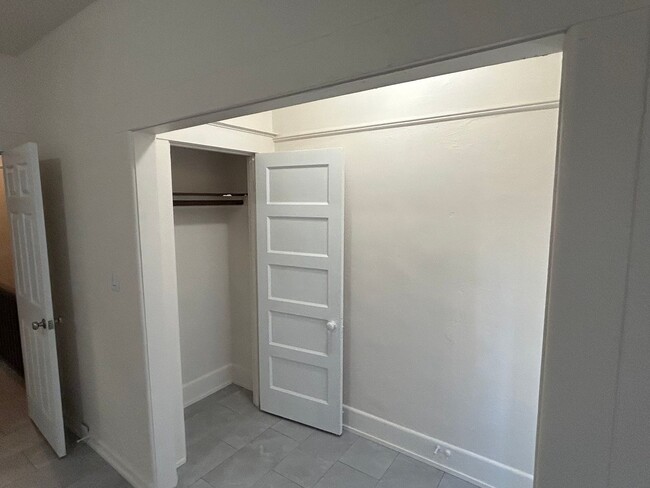 Building Photo - Top floor one bedroom with a Juliet balcon...