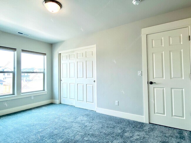 Building Photo - 3BR SE Bend home in great neighborhood wit...