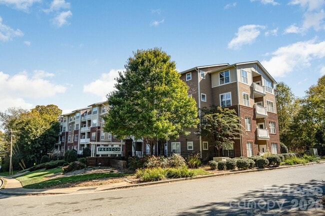 Building Photo - 1000 E Woodlawn Rd