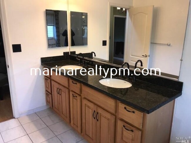 Building Photo - Gorgeous 3 bedroom 2.5 bath 2 story Townho...