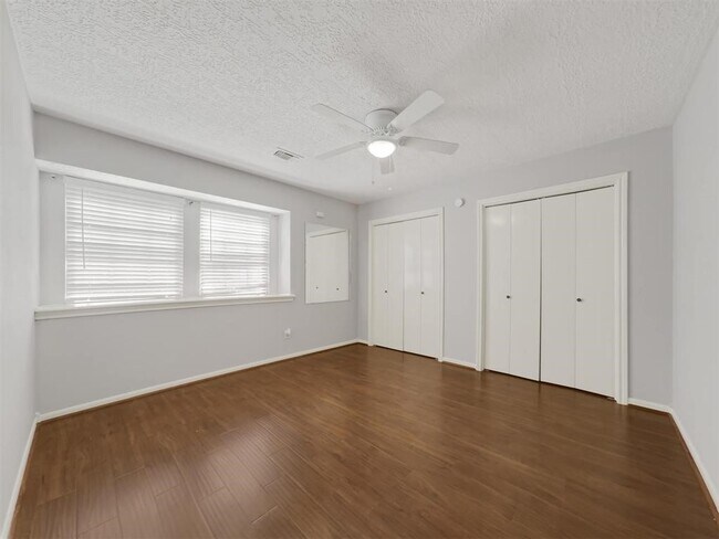 Building Photo - 12406 Sarti St