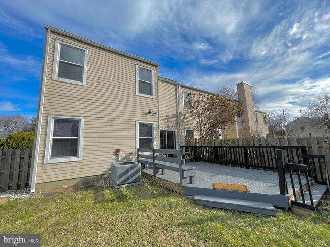Building Photo - 7 N Hill Dr