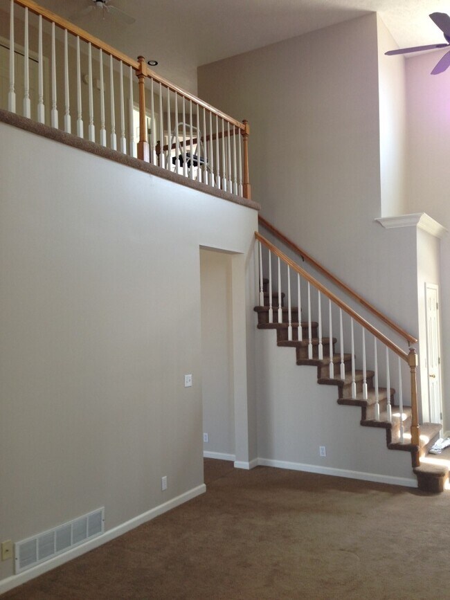 Building Photo - Large Home in Bellevue for Rent!