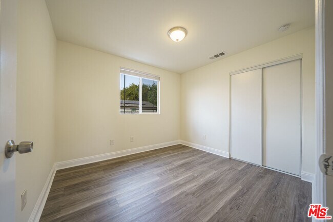 Building Photo - 154 E 84th Pl