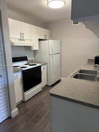 Building Photo - 420 S Park Rd