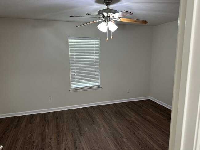 Building Photo - 2408 Versailles Dr