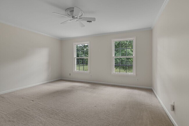 Building Photo - AVAILABLE NOW-- 4-Bed/5-Bath in the heart ...