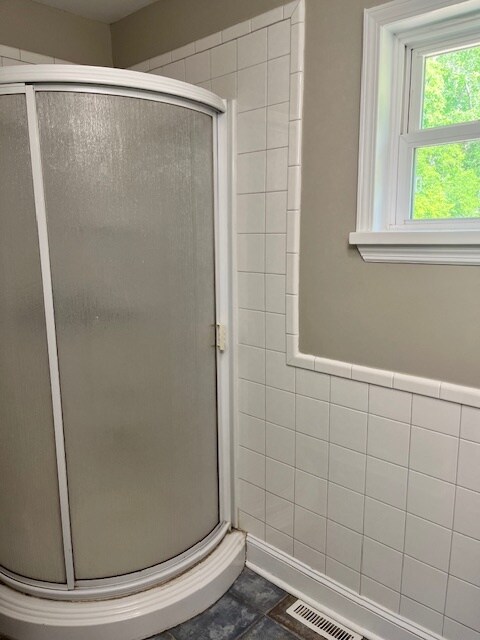 Corner shower - 4716 McCahill Rd