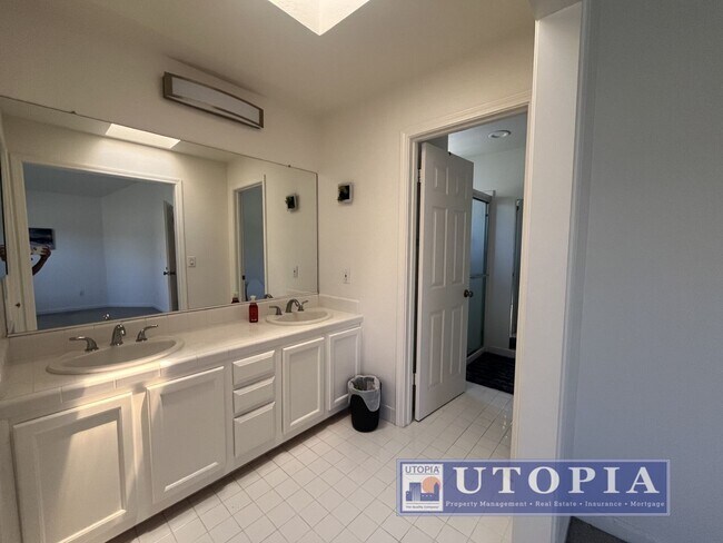 Building Photo - Quiet Beautiful 3 Bed, 2.5 Bath Property Near UCSC