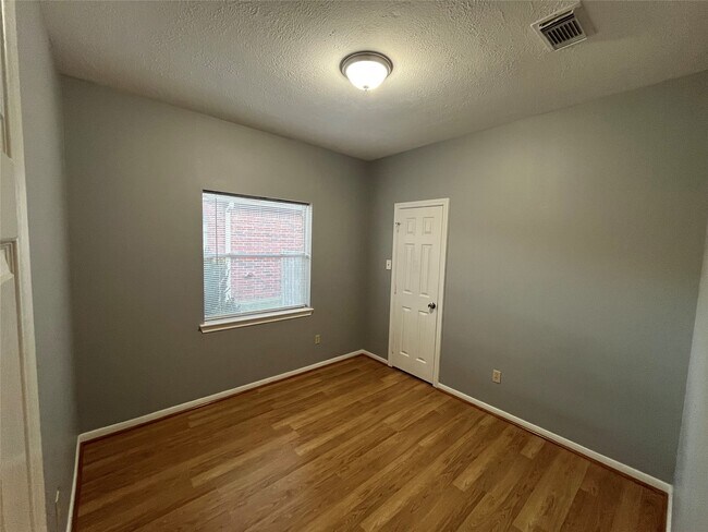 Building Photo - 16027 Silver Valley Dr