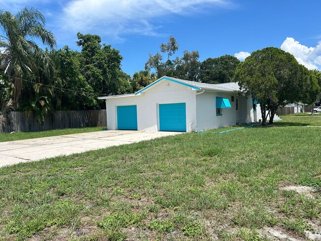 Building Photo - 2 Bedroom 1 Bath Gulfport Large 2 Car Garage