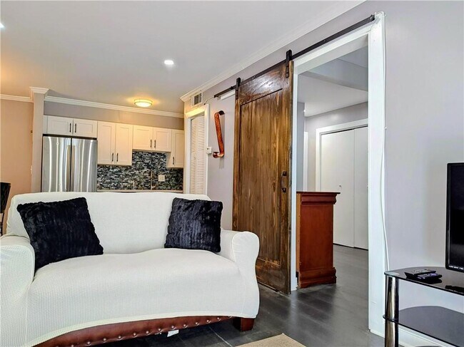 Building Photo - 2805 Northeast Expy