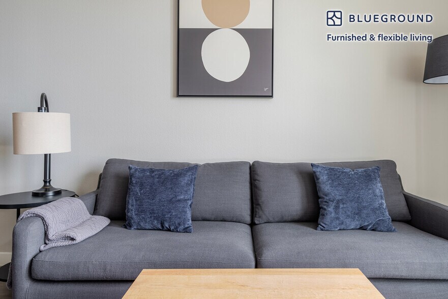 Building Photo - 3560 Rambla Pl