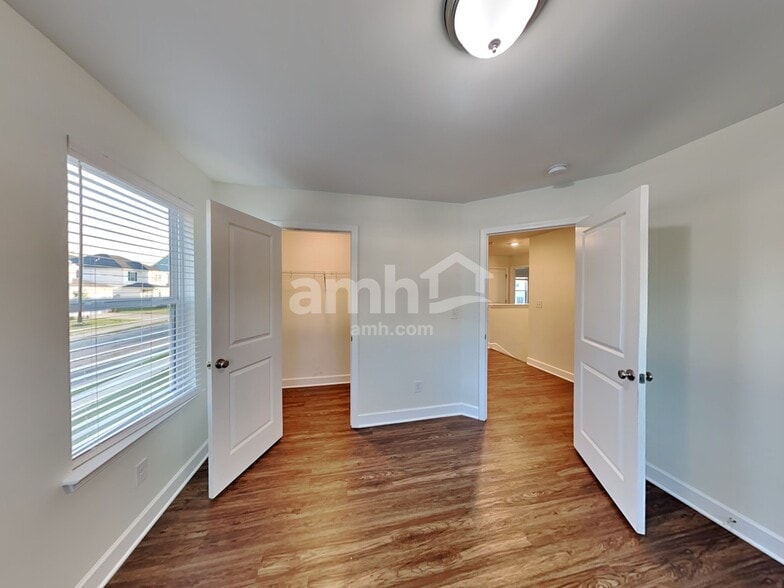 Building Photo - 4510 Tarpon Dr