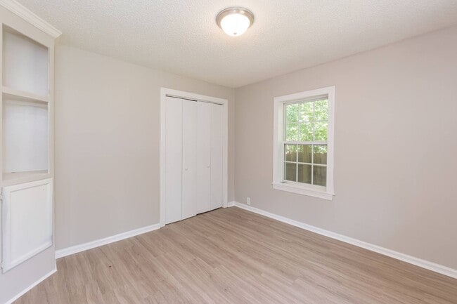 Building Photo - Two Bedroom Home!