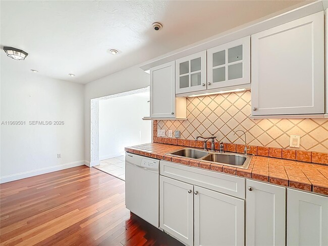 Building Photo - 2133 N 14th Ave