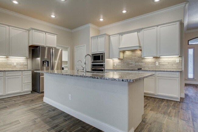 Building Photo - Immaculate newer 4/3/2 1/2 block from Quin...