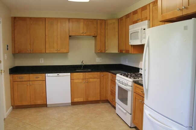 Building Photo - 605 W Maple Ave