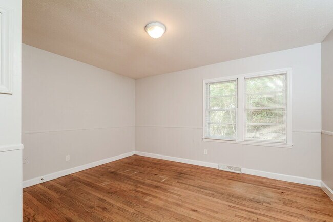 Building Photo - 110 E Crestview Dr