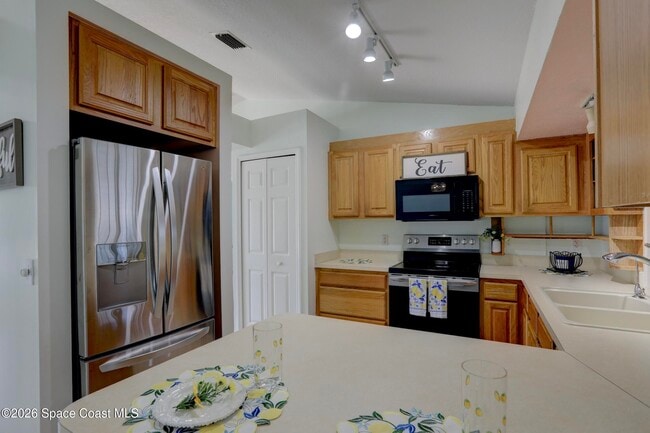 Building Photo - 243 Dickens Ave