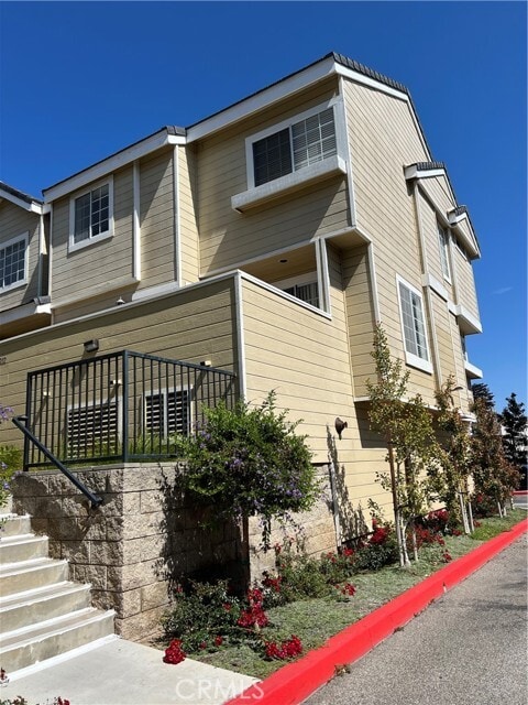 Building Photo - 2800 Plaza del Amo