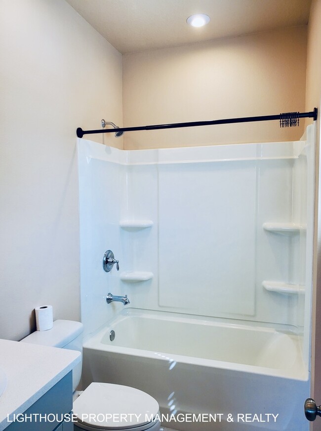 Building Photo - Charming, Newly Built 2 Bed/2.5 Bath Townh...