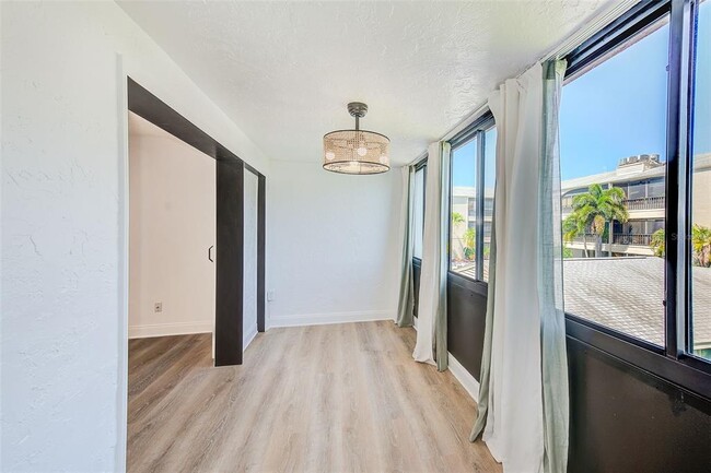 Building Photo - 215 Valencia Blvd