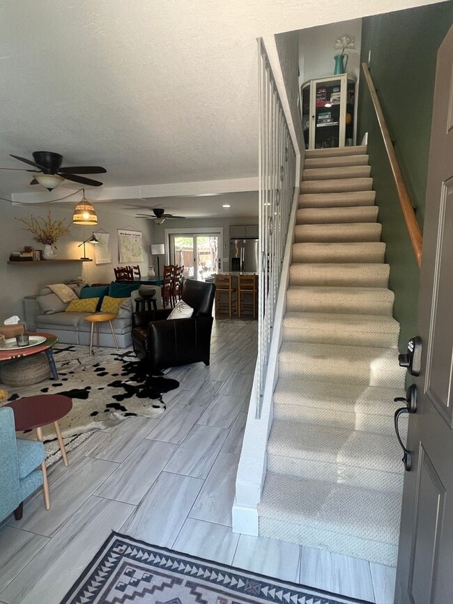 Building Photo - Updated Townhouse backed by National Forest