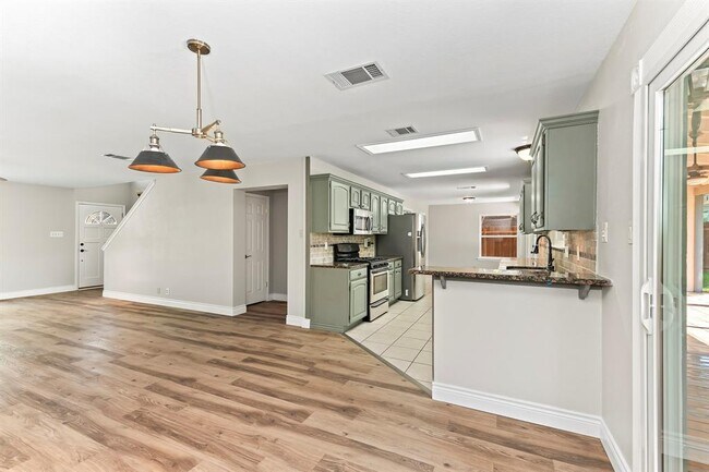 Building Photo - 1807 Iris Ln