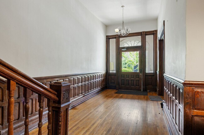 Building Photo - 818 W Franklin St