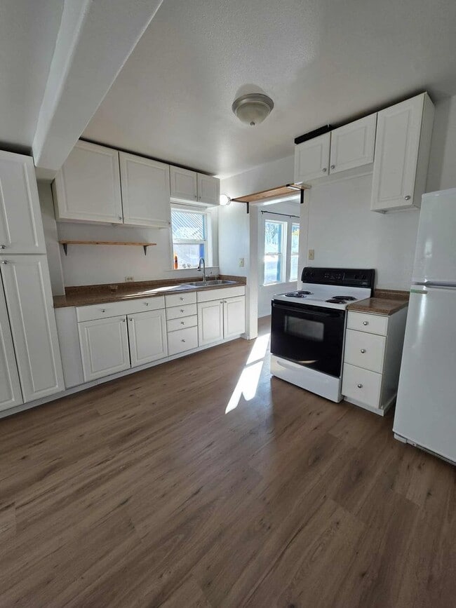 Building Photo - 310 Fir St