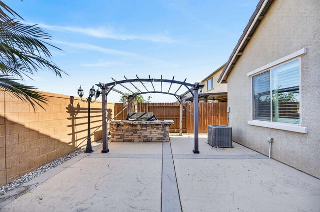 Building Photo - Charming 3-Bedroom Haven in Elk Grove with 2 Full Baths and 1603 Sq Ft of Comfort!