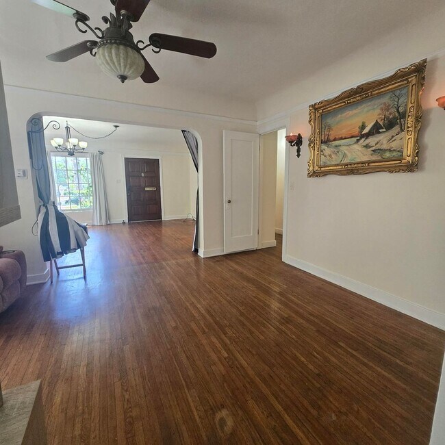 Building Photo - Warm & Welcoming Home Near Melrose with Room to Live, Work & Create