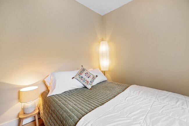 Building Photo - Fully Furnished Northside Bungalow Available for Month of August, 2026
