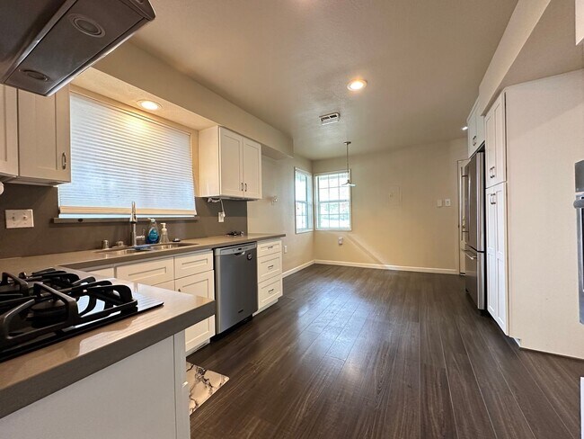 Building Photo - Upgraded Three Bedroom Duplex!