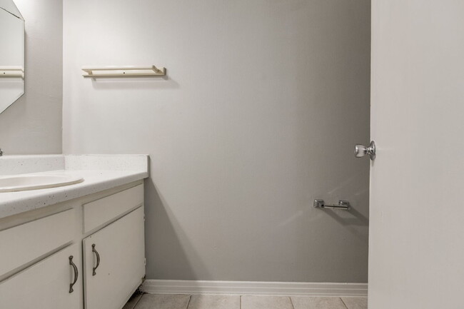 Building Photo - Desirable townhouse centerally located.