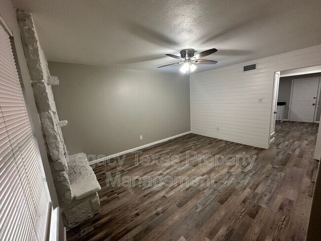 Building Photo - 1608 Sun Valley Dr